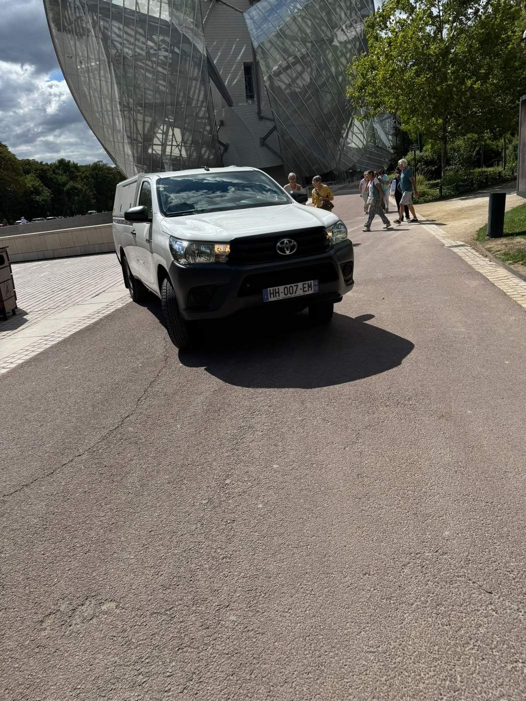 Pickup Atelier Brochant devant la Fondation Louis Vuitton