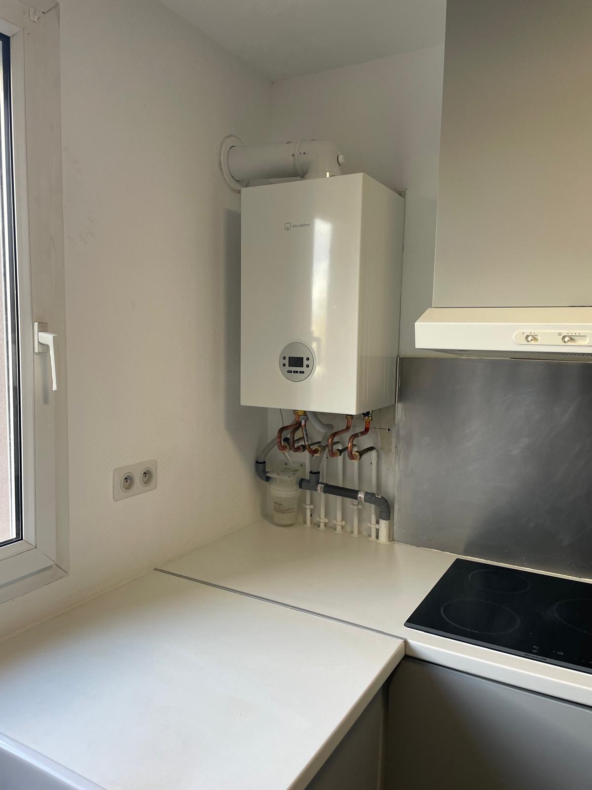 Chaudière ELM Leblanc à condensation neuve installée en cuisine — Atelier Brochant