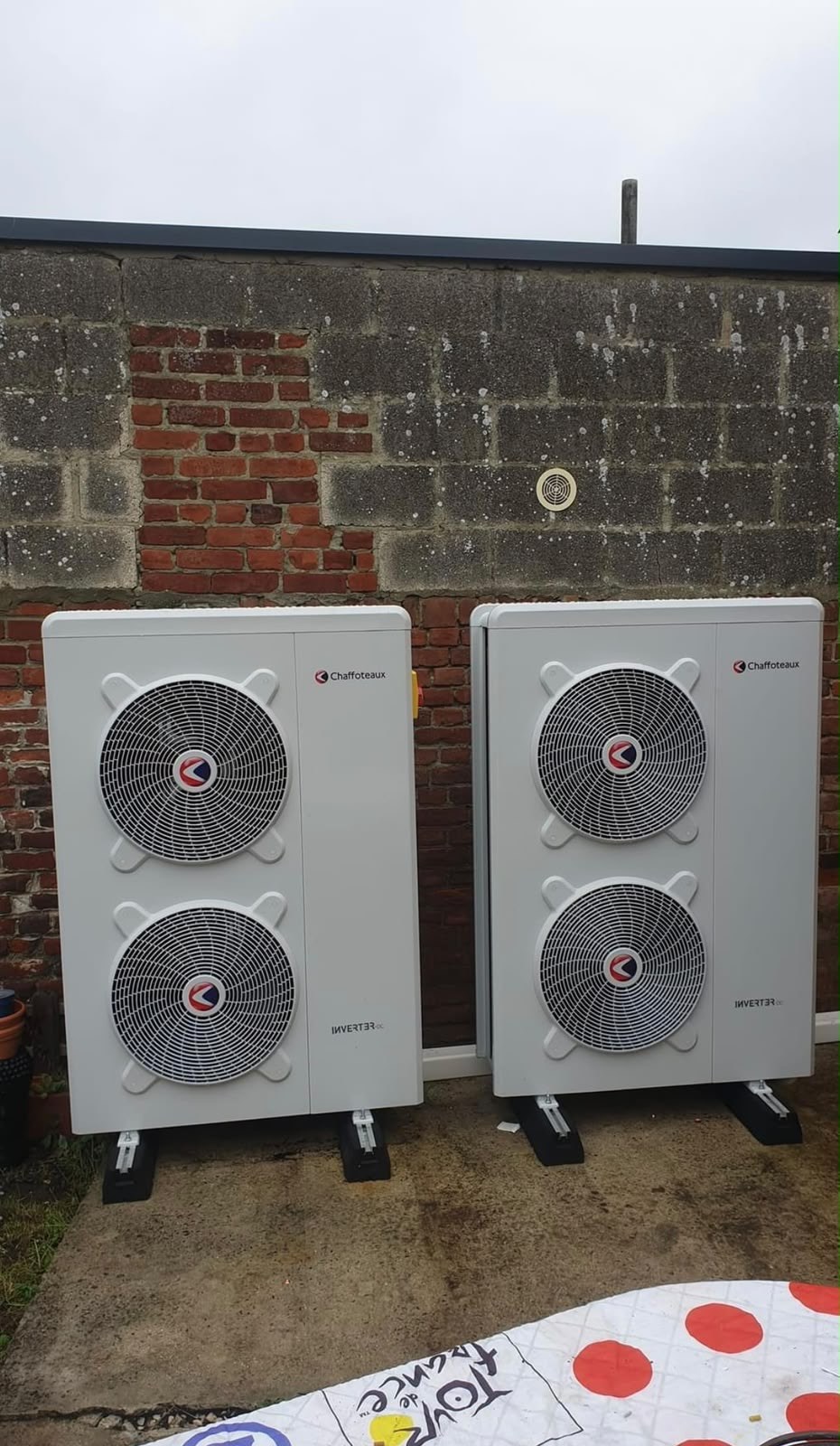 Deux PAC Chaffoteaux Inverter DC installées en série contre mur en briques