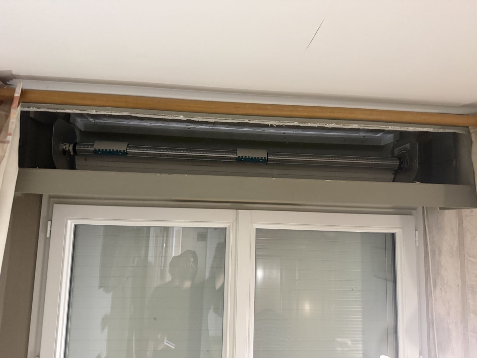 Motorisation de volet roulant en cours d'installation — Chelles (Seine-et-Marne) · Atelier Brochant