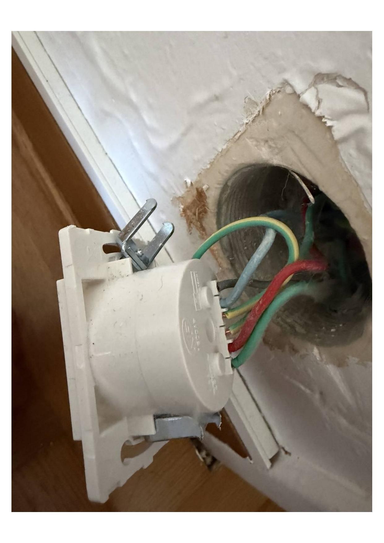 Prise électrique en cours de recâblage — remise aux normes NF C 15-100 par Atelier Brochant