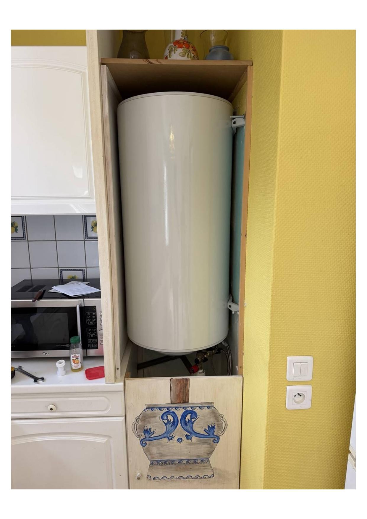 Chauffe-eau neuf en placard cuisine