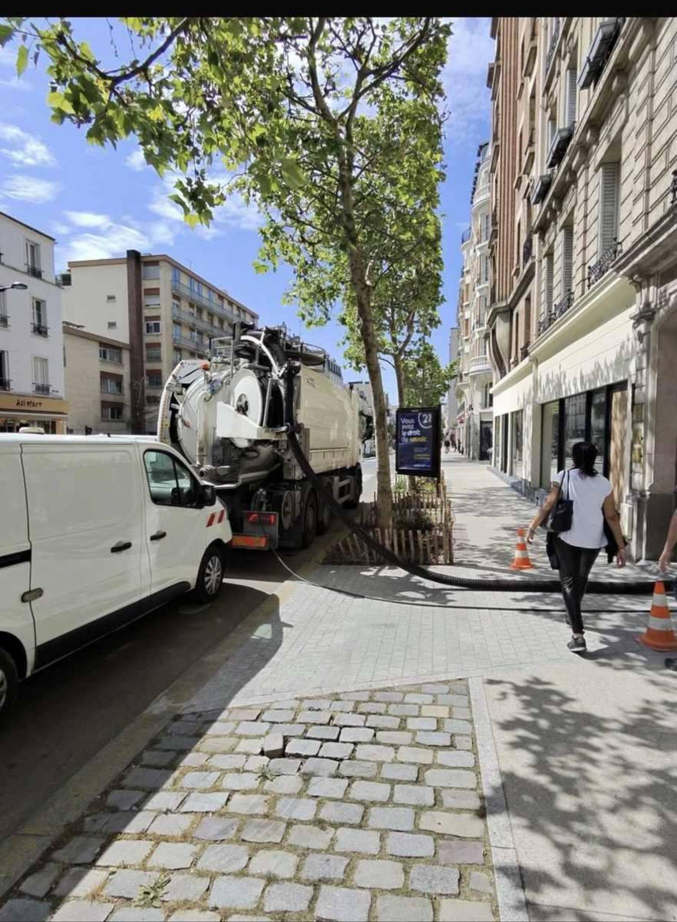 Camion hydrocureur en intervention urbaine