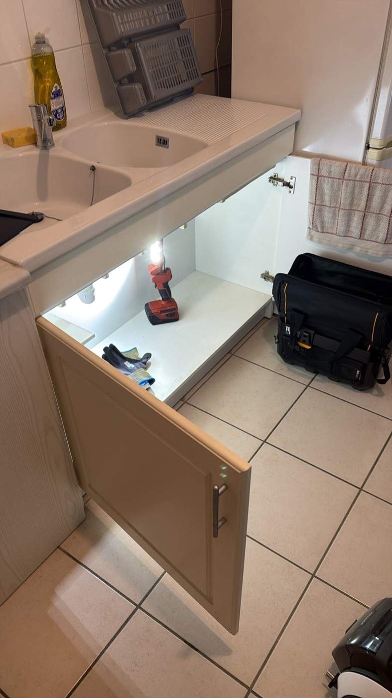 Installation sanitaire avec raccordements propres — Atelier Brochant