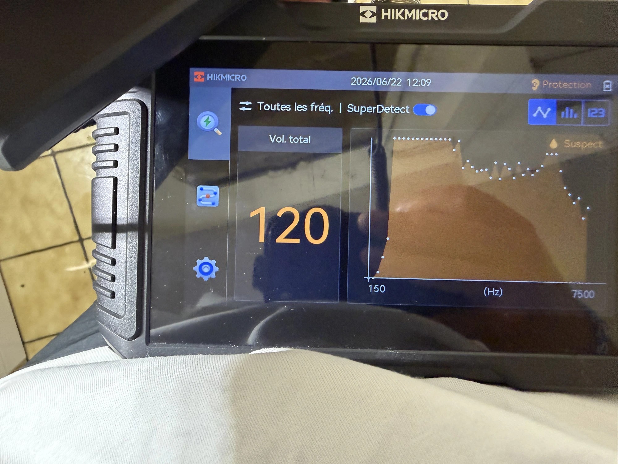 Détecteur acoustique HIKMICRO SuperDetect en cours d'analyse fréquentielle — recherche de fuite au géophone Atelier Brochant