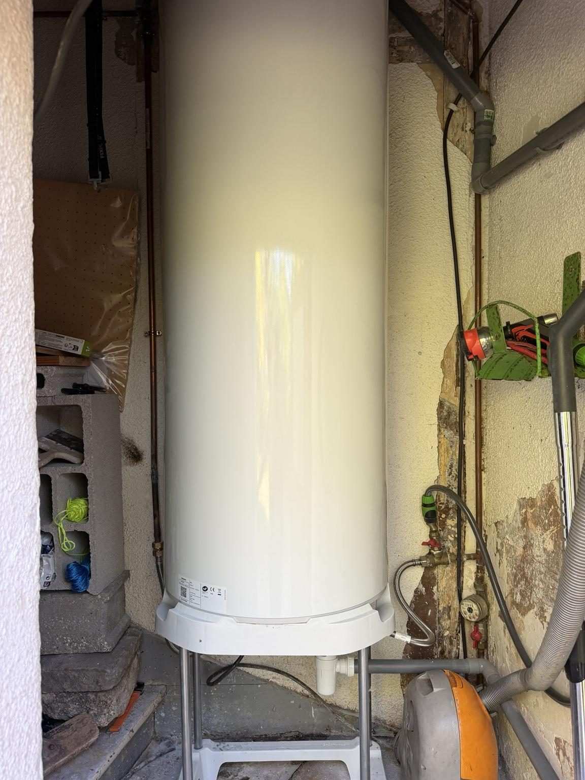 Remplacement de ballon d'eau chaude vertical sur trépied — Seine-et-Marne (Seine-et-Marne) · Atelier Brochant