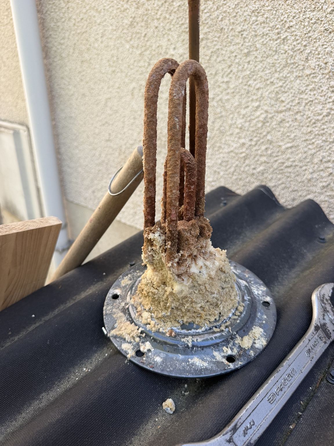 Résistance de chauffe-eau après 8 ans sans vidange — entartrée et rouillée · exemple concret Atelier Brochant