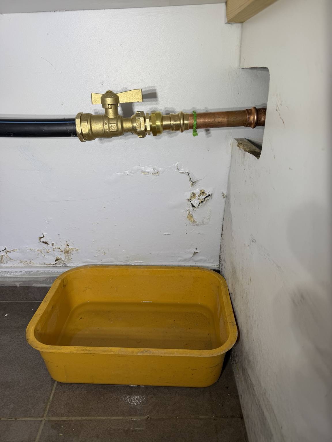 Vanne d'arrêt cuivre & bac de récupération sur fuite — Lagny-sur-Marne (Seine-et-Marne) · Atelier Brochant