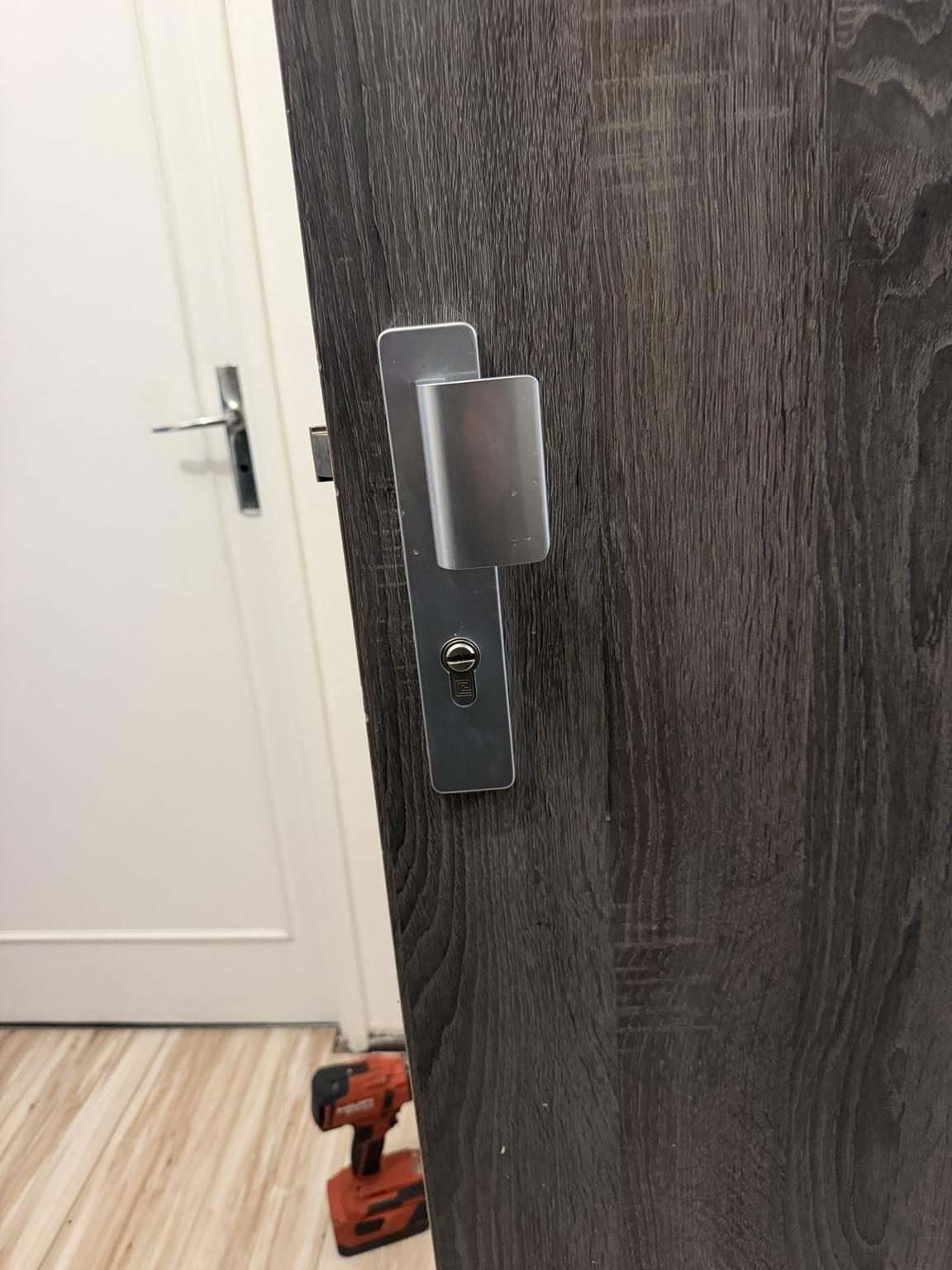 Pose poignée et cylindre sur porte palière — Seine-et-Marne (Seine-et-Marne) · Atelier Brochant