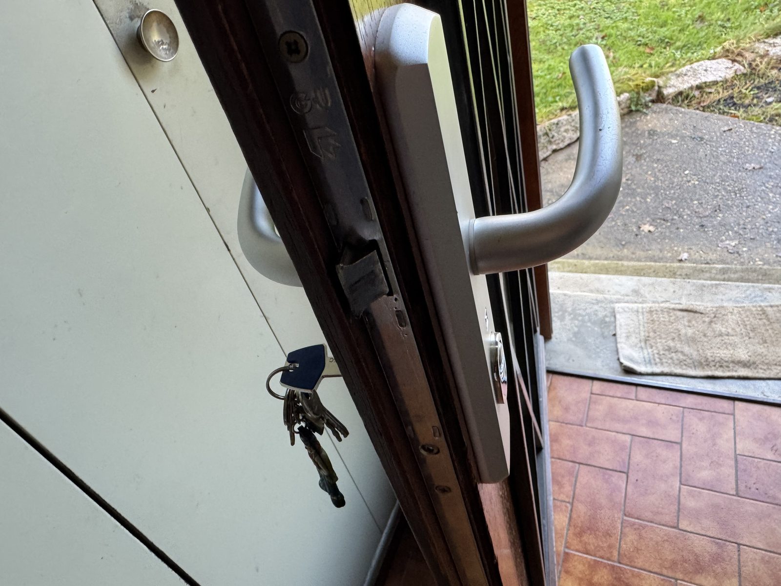 Porte blindée extérieure avec clé en place — service serrurerie Atelier Brochant