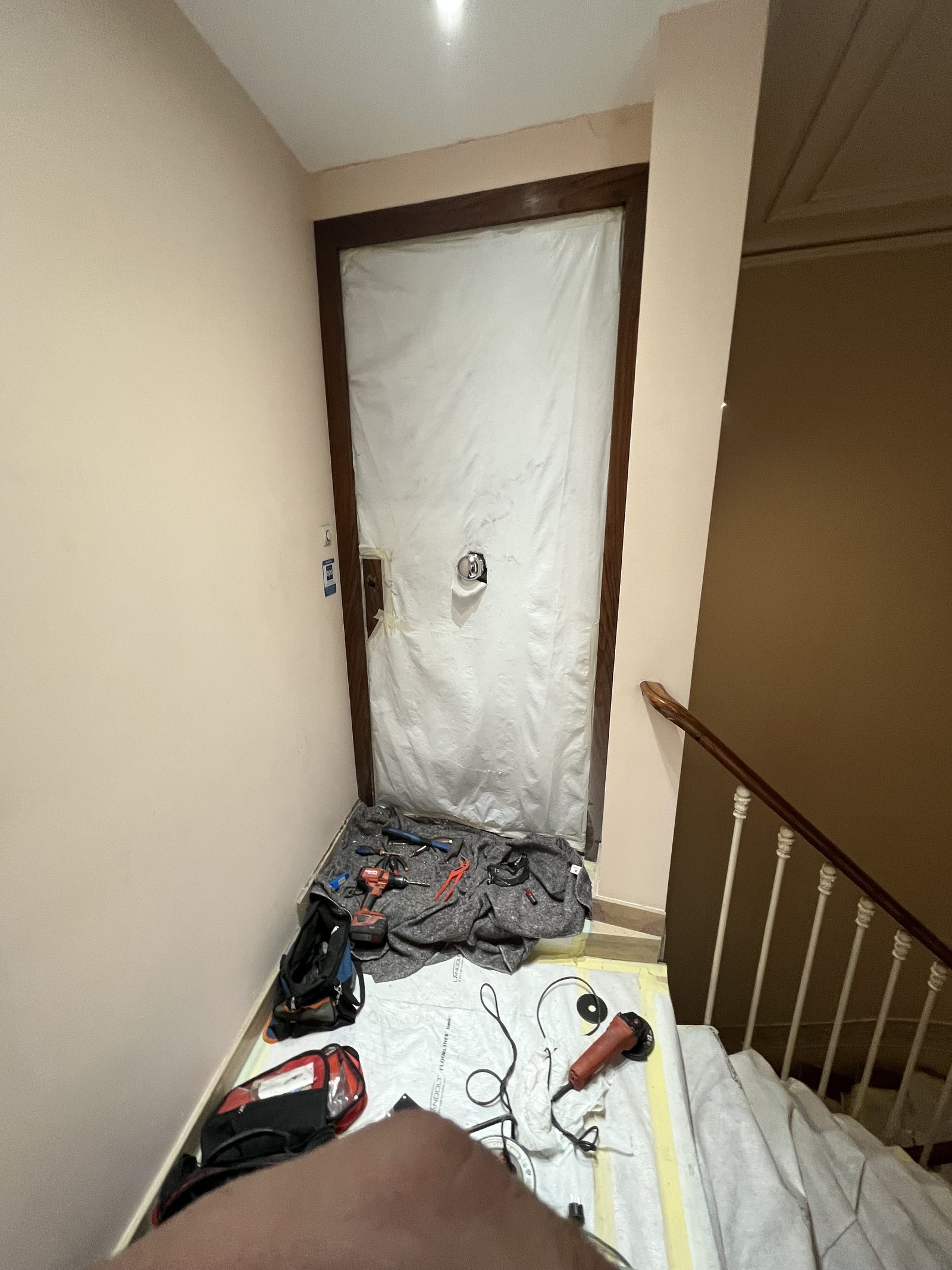 Chantier serrurerie — outils & protection