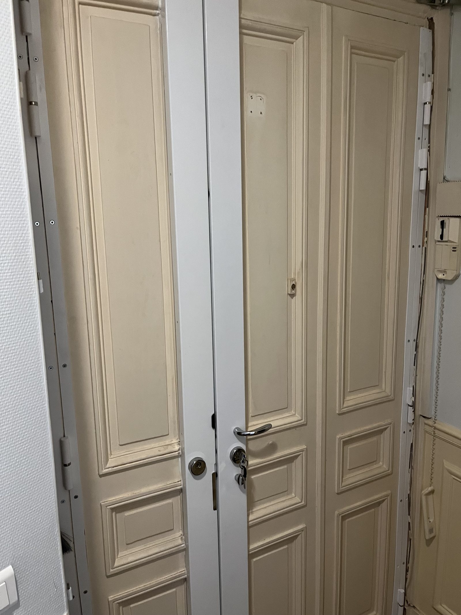 Pose porte intérieure double — finition bois