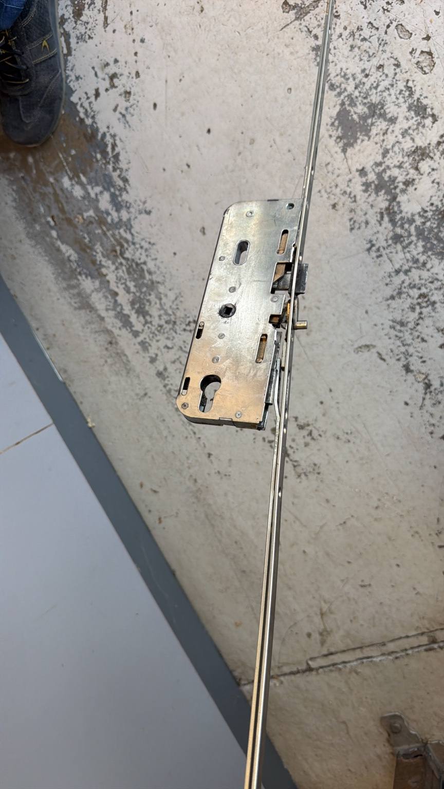 Serrure multipoint à crémone inox A2P certifiée — installation Atelier Brochant