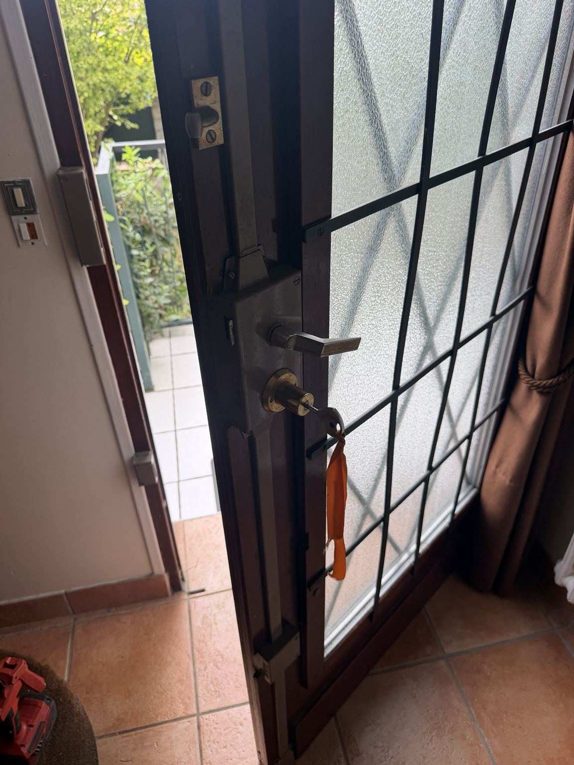 Dépannage serrure multipoint dorée sur porte vitrée — Torcy (Seine-et-Marne) · Atelier Brochant