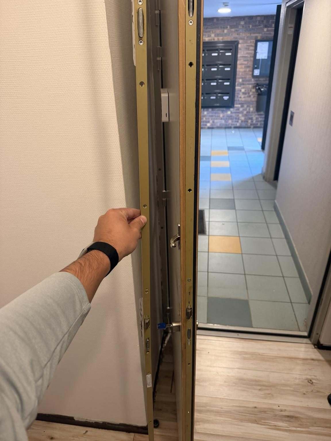 Serrure multipoints sur porte palière d'immeuble — Seine-et-Marne (Seine-et-Marne) · Atelier Brochant